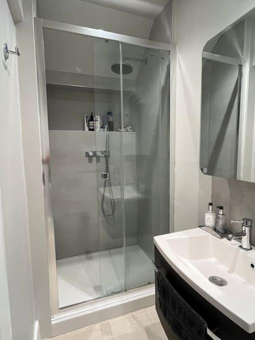 Gorgeous 2 Bedroom Flat In Charming Swiss Apartamento