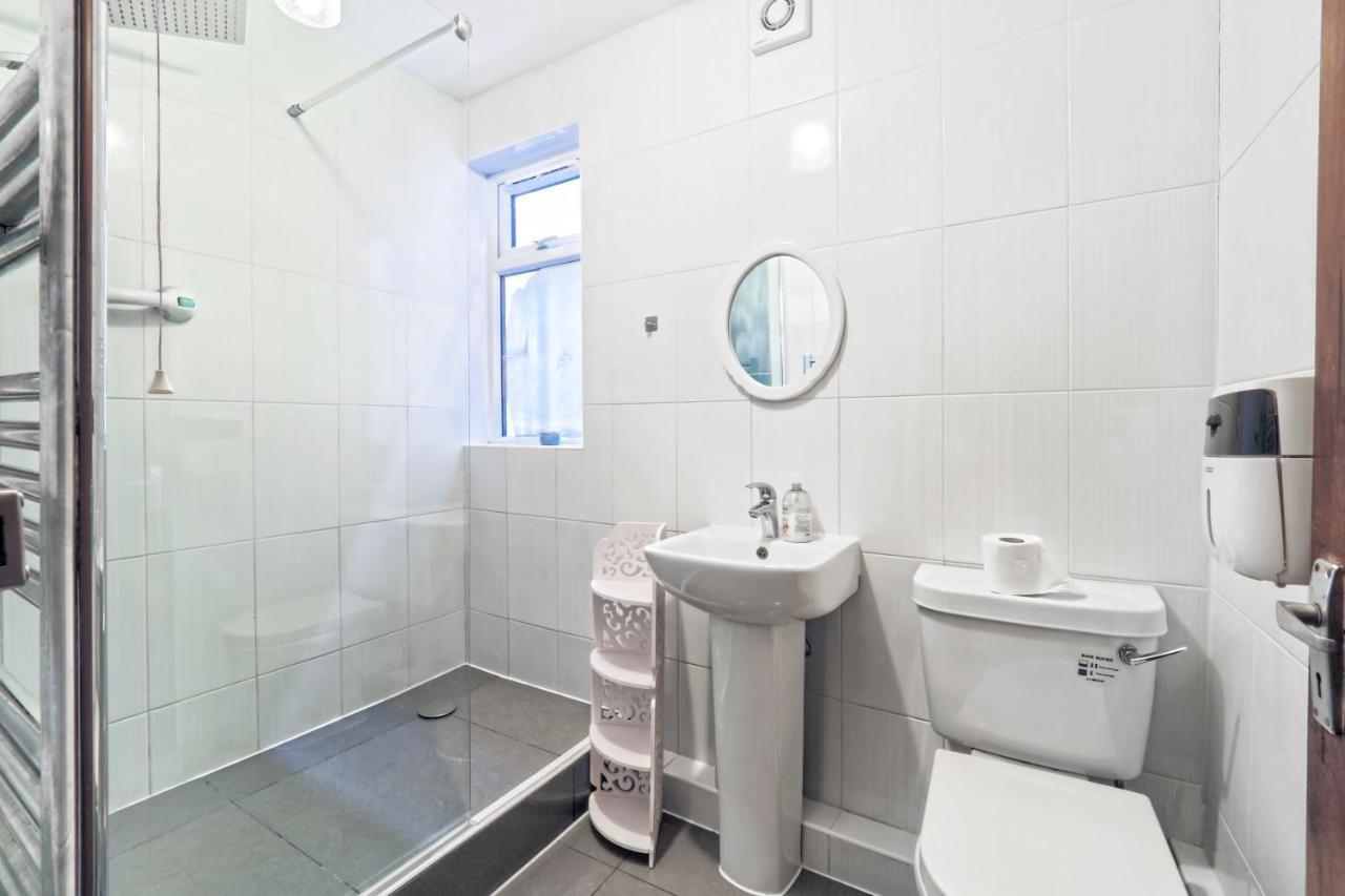 Stunning, Large 1 Bed Riverside Flat London