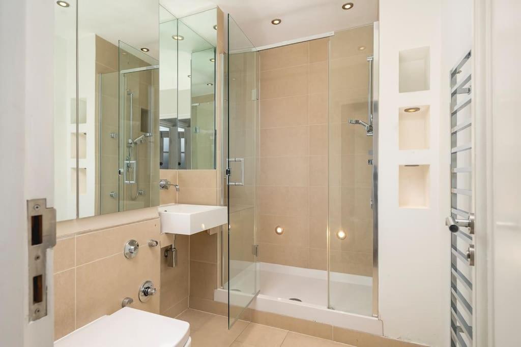 Appartement ' Luxury & Spacious Airconditioned 4 Bed 4 Bath '