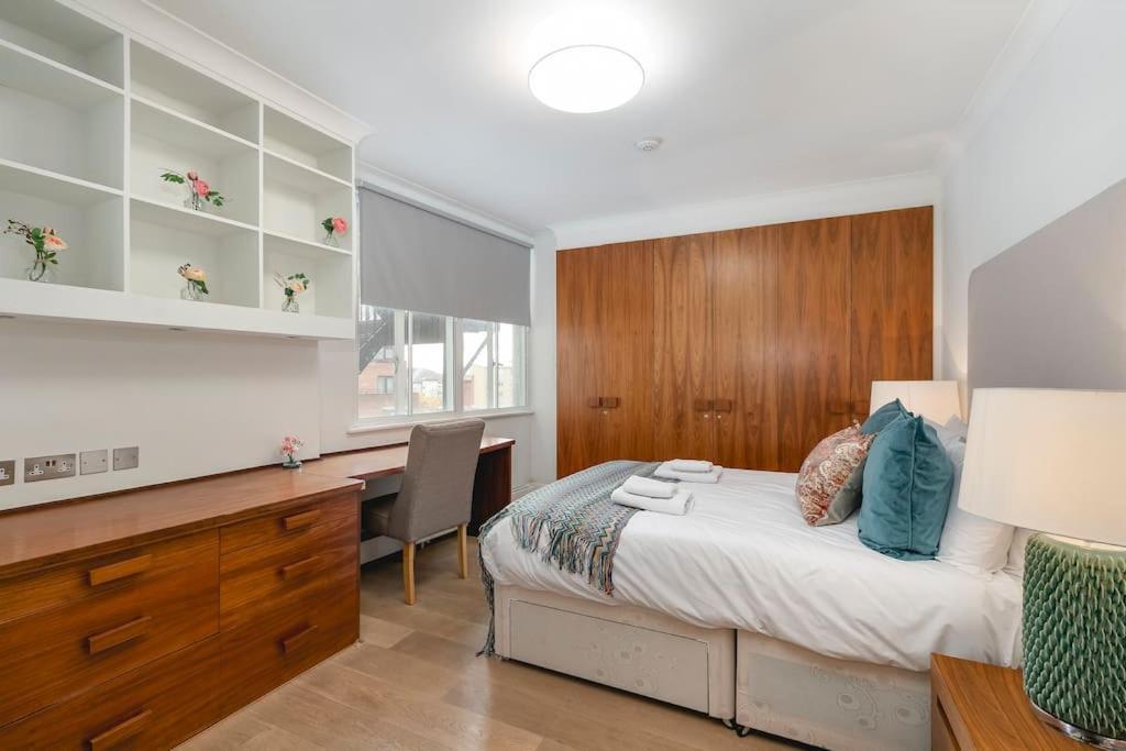 Appartement ' Luxury & Spacious Airconditioned 4 Bed 4 Bath '