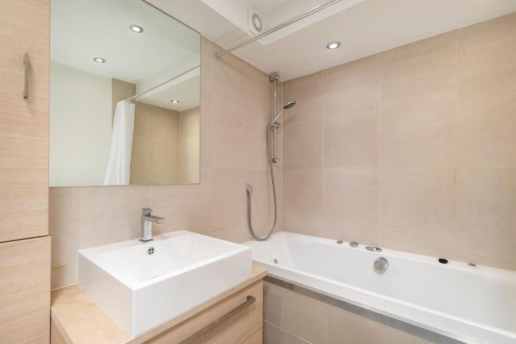 Appartement ' Luxury & Spacious Airconditioned 4 Bed 4 Bath ' *