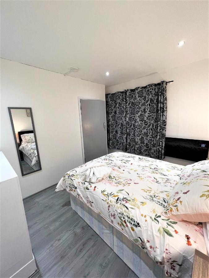 Stepney Beds To 24 * London