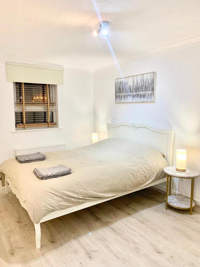 Appartement Verwood Entire With Free Gated Parking On The Island Londen