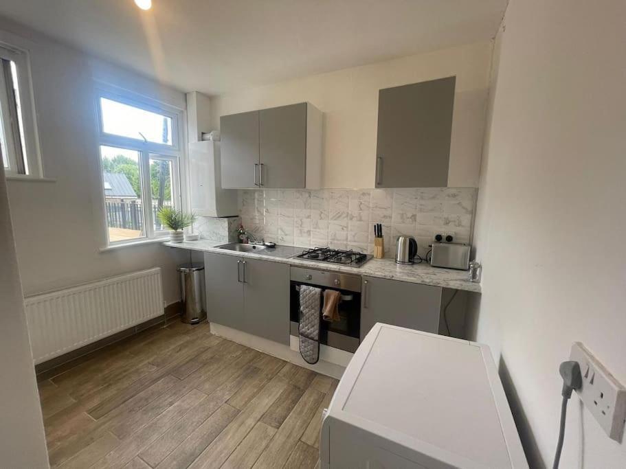 Apartment Lovely 2 Bed On Tower Bridge London