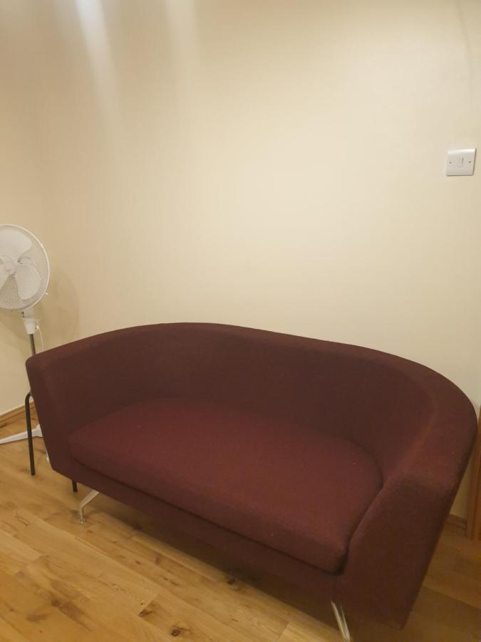 Luxury 3 Bedroom Flat 1min Walk From Underground, With Free Parking Sleeps X10 Appartement