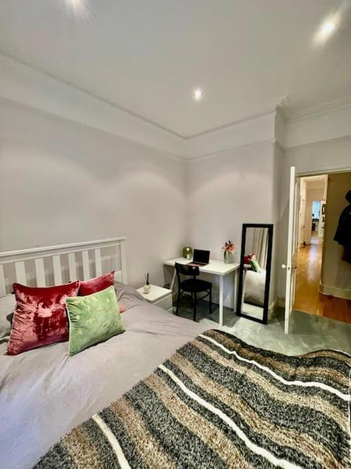 Appartement Spacious Flat With Huge Patio In *