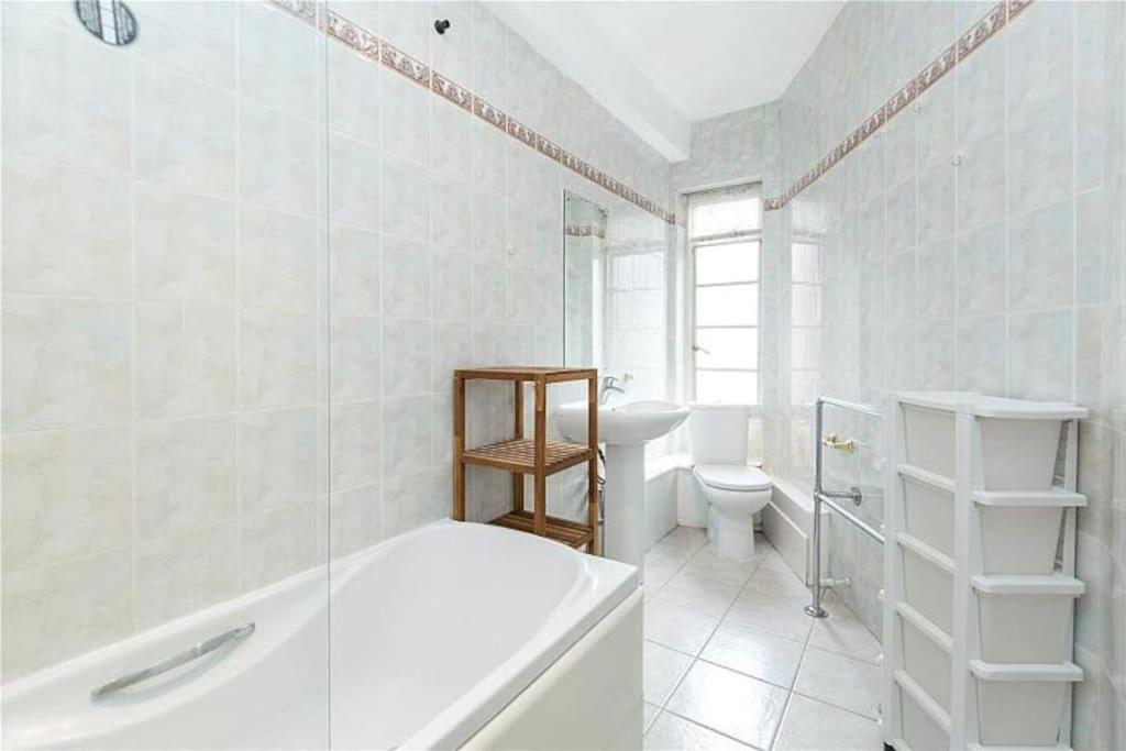 King-sized Studio, 6th Floor + Lift, Regent's Park * Londres