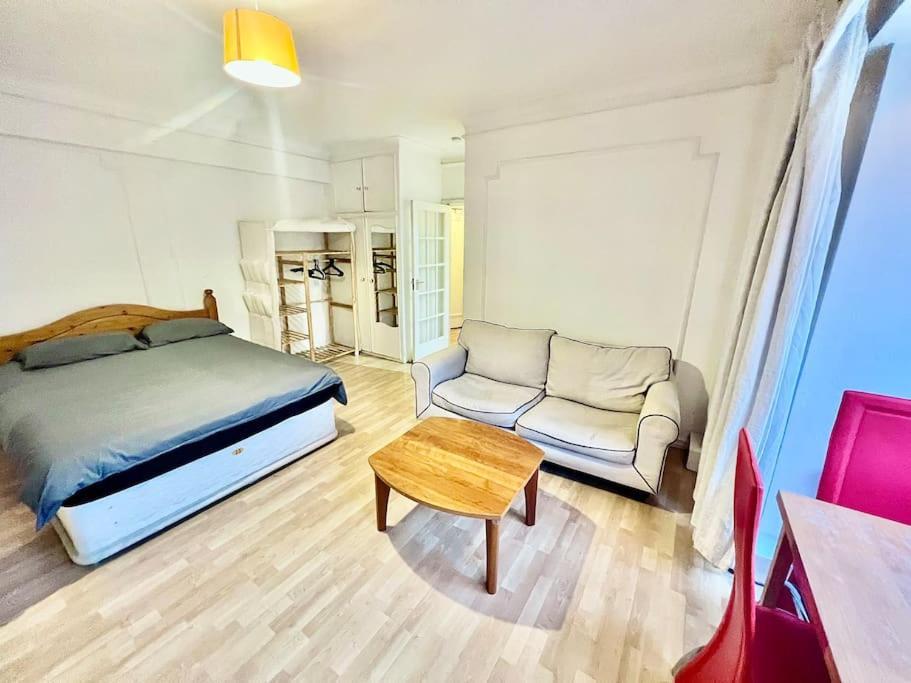 King-sized Studio, 6th Floor + Lift, Regent's Park Londres