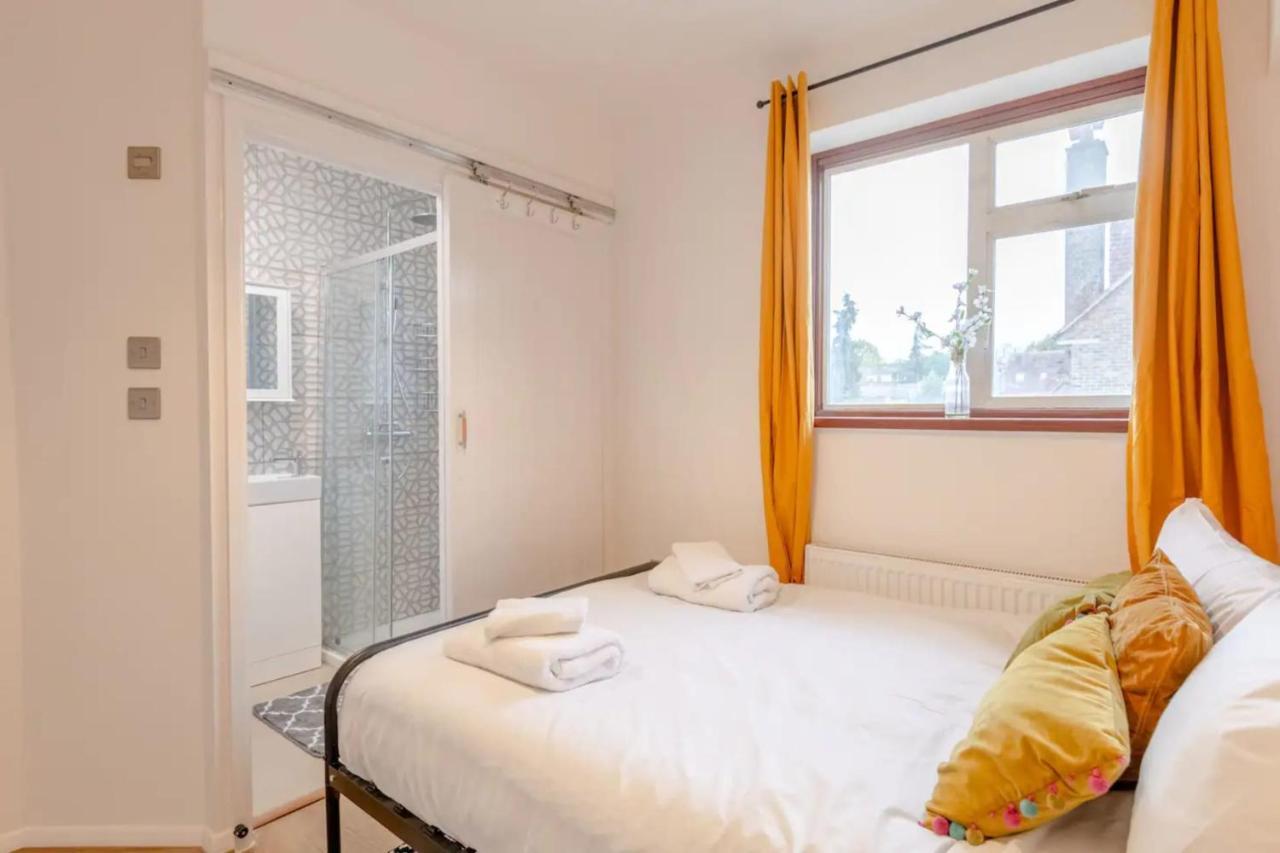 3 Bedroom House With Garden * Londres