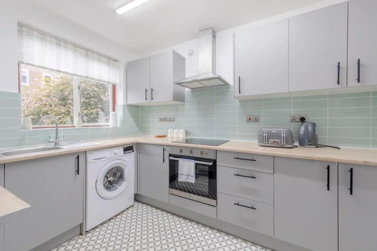 3 Bedroom House With Garden Londres