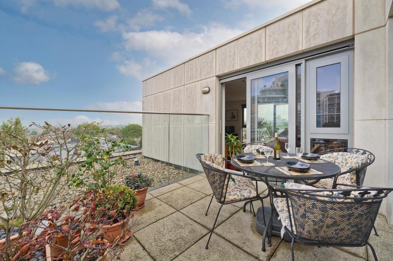 Superb With Terrace Near The River In Putney By Underthedoormat