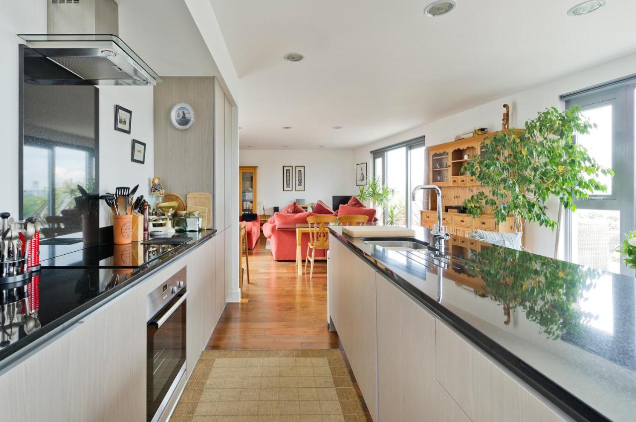 Superb With Terrace Near The River In Putney By Underthedoormat Apartamento