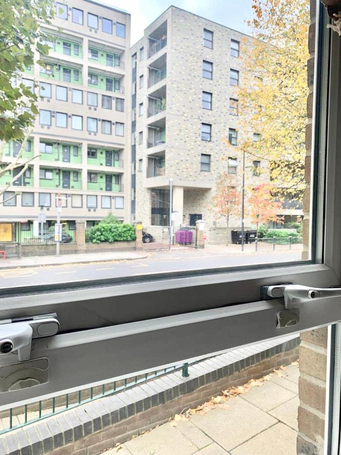 Verwood Entire With Free Gated Parking On The Island Apartment