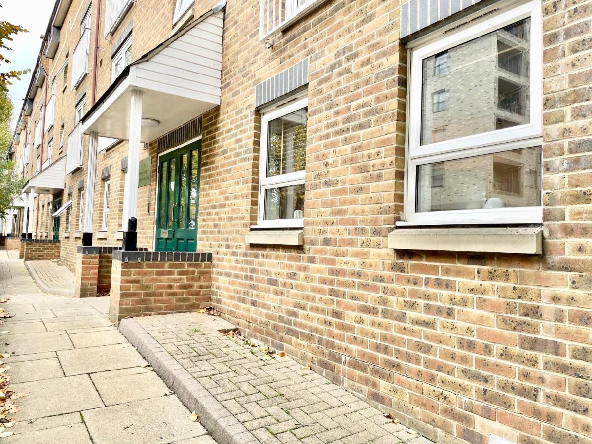 Appartement Verwood Entire With Free Gated Parking On The Island Londen