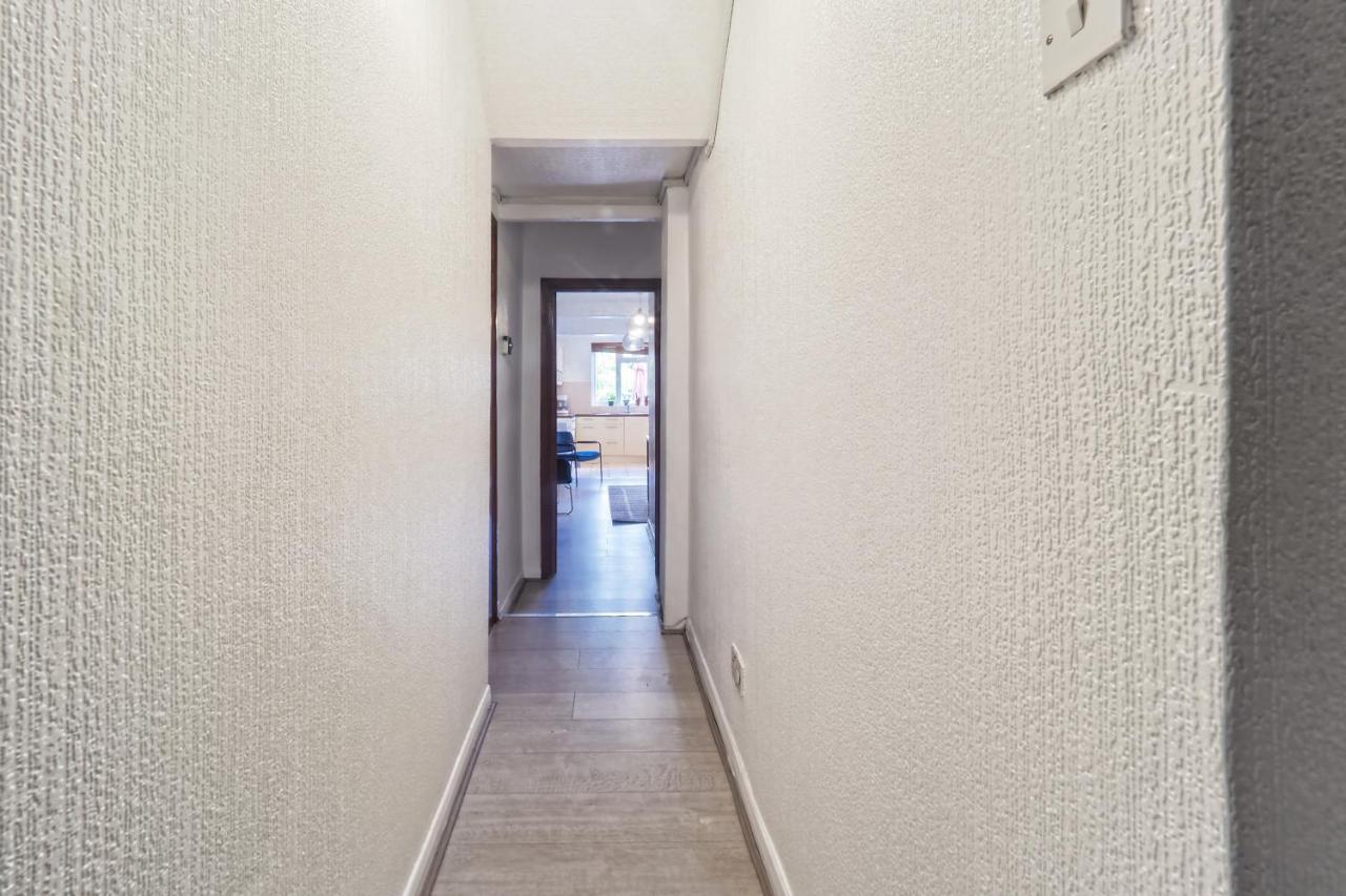 Stunning, Large 1 Bed Riverside Flat