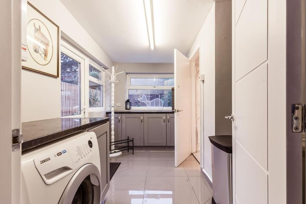 4 Bedroom House, 2 Min Walk From Station Hébergement de vacances Londres