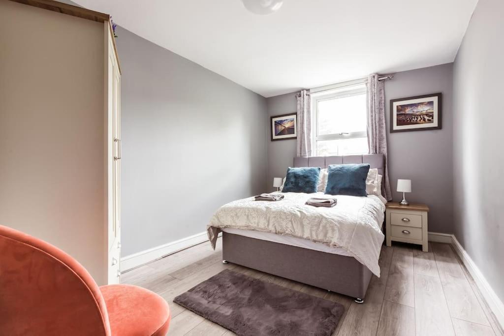 4 Bedroom House, 2 Min Walk From Station Hébergement de vacances *