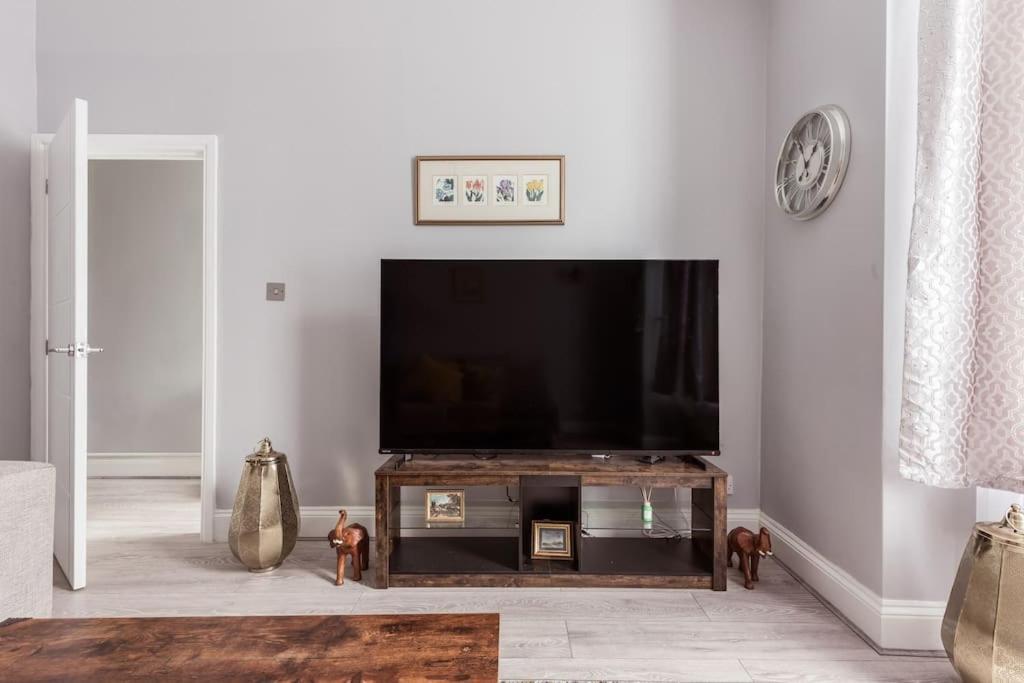 4 Bedroom House, 2 Min Walk From Station * Londres