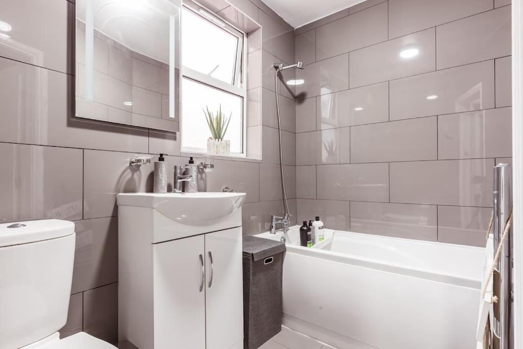 Vakantiehuis 4 Bedroom House, 2 Min Walk From Station
