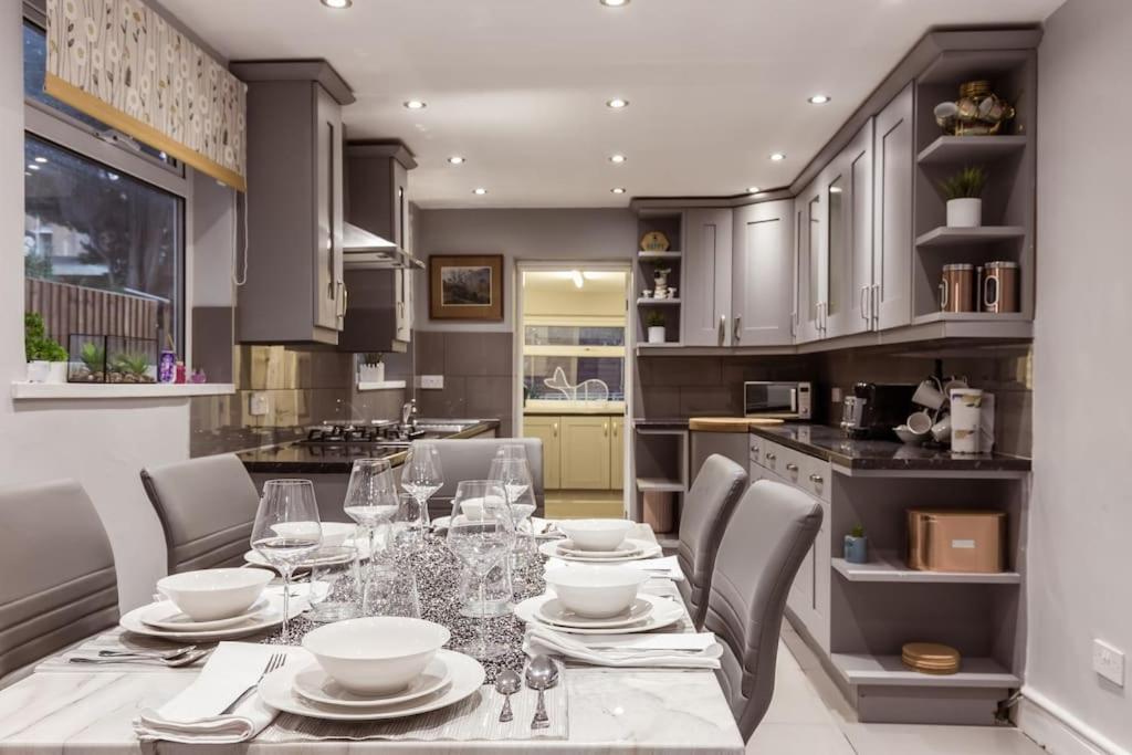 4 Bedroom House, 2 Min Walk From Station Vakantiehuis Londen