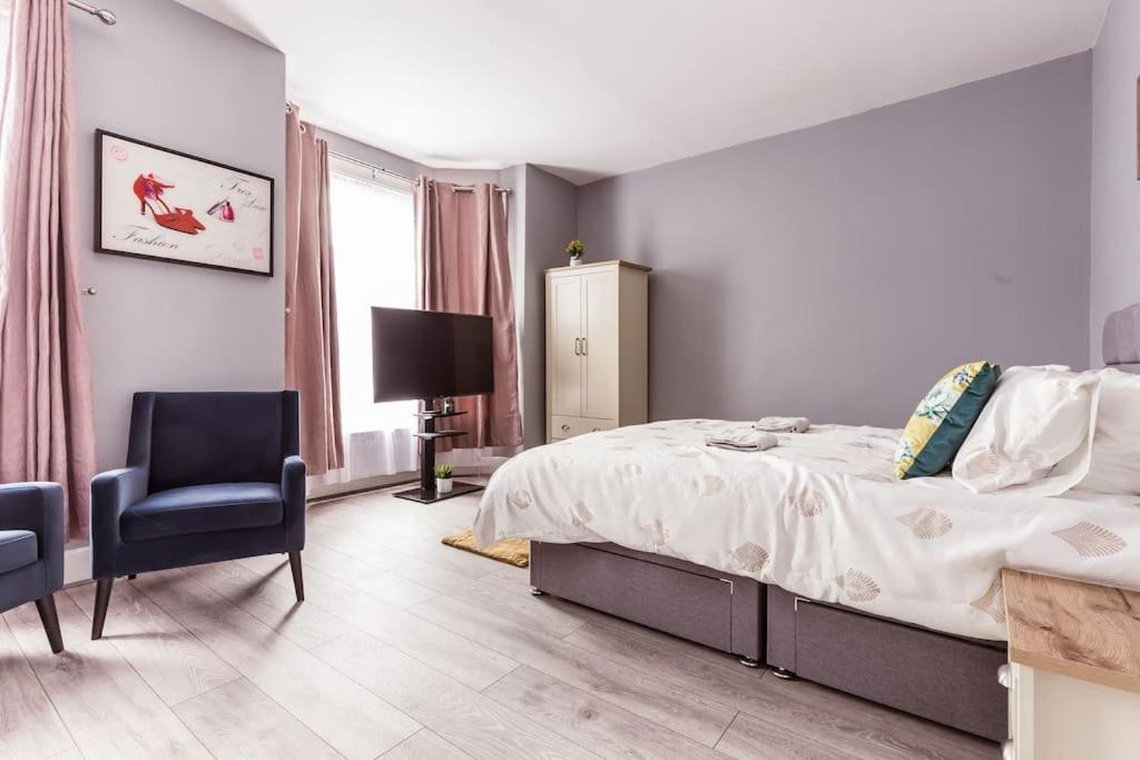 4 Bedroom House, 2 Min Walk From Station Londen