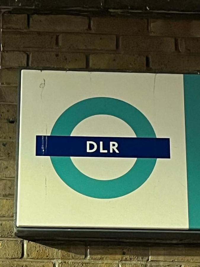 Luxurious Dlr Londres