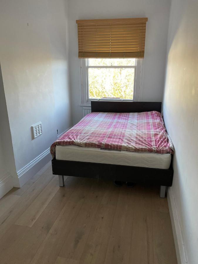 81 St Quintin Avenue * Londen