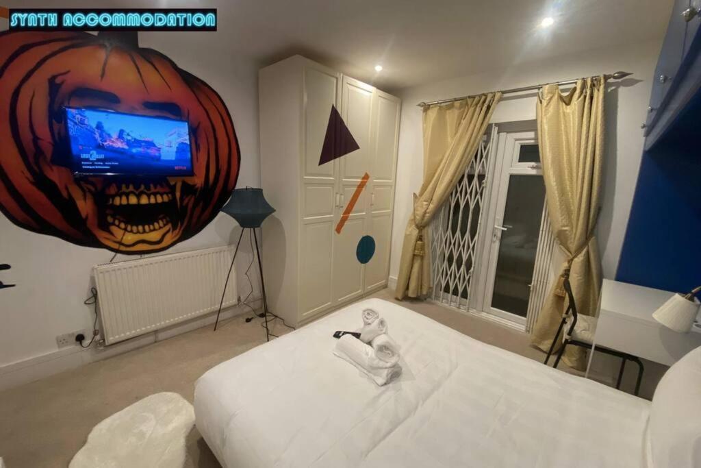 Apartamento 80s Retro 3 Bedroom In Wimbledon Sleeps 6! Netflix Wifi And Arcade! Perfect For Families Business & Leisure Guests! Londres