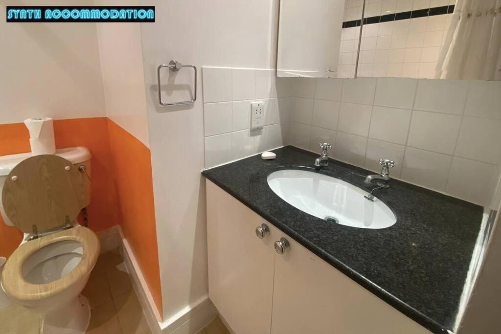 80s Retro 3 Bedroom In Wimbledon Sleeps 6! Netflix Wifi And Arcade! Perfect For Families Business & Leisure Guests! * Londres
