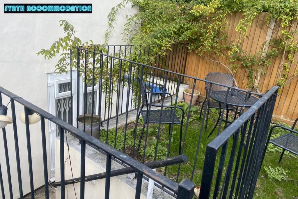 Apartamento 80s Retro 3 Bedroom In Wimbledon Sleeps 6! Netflix Wifi And Arcade! Perfect For Families Business & Leisure Guests! Londres