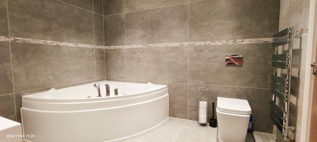 First Floor Flat 1 Northwood * Londen