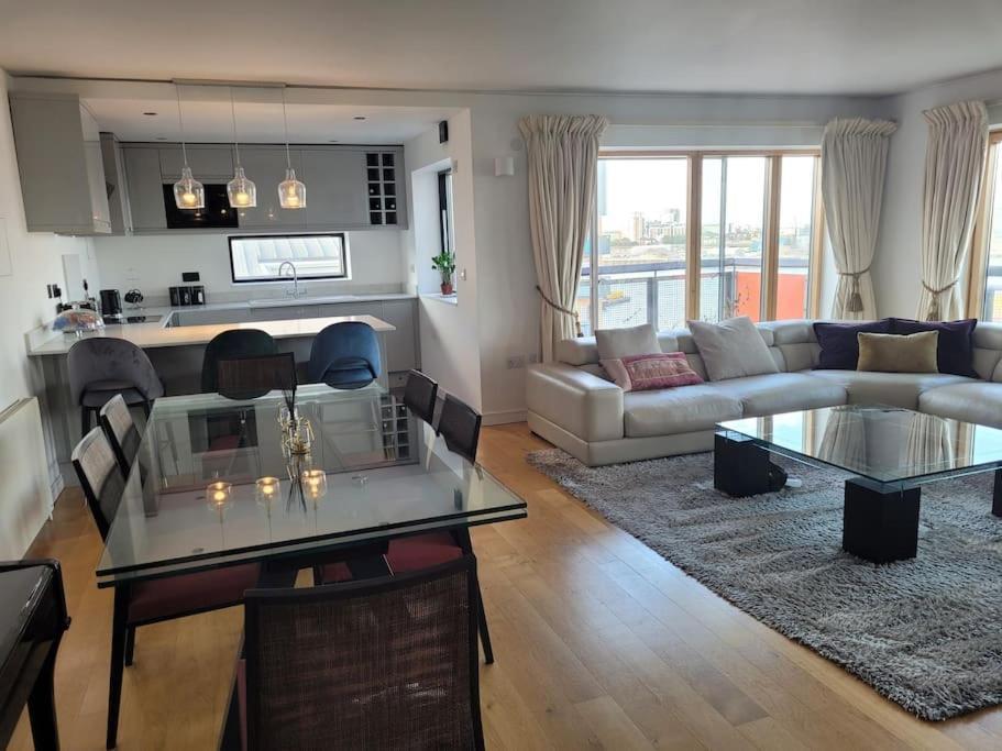 Stunning 3 Double Bedroom In Greenwich Near O2 Apartment *