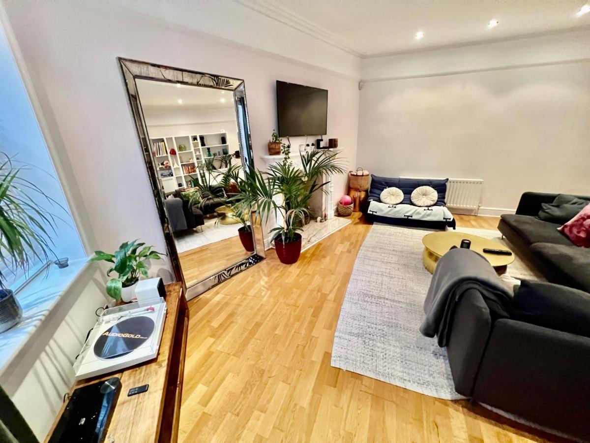 Spacious Flat With Huge Patio In Central Appartement Londen