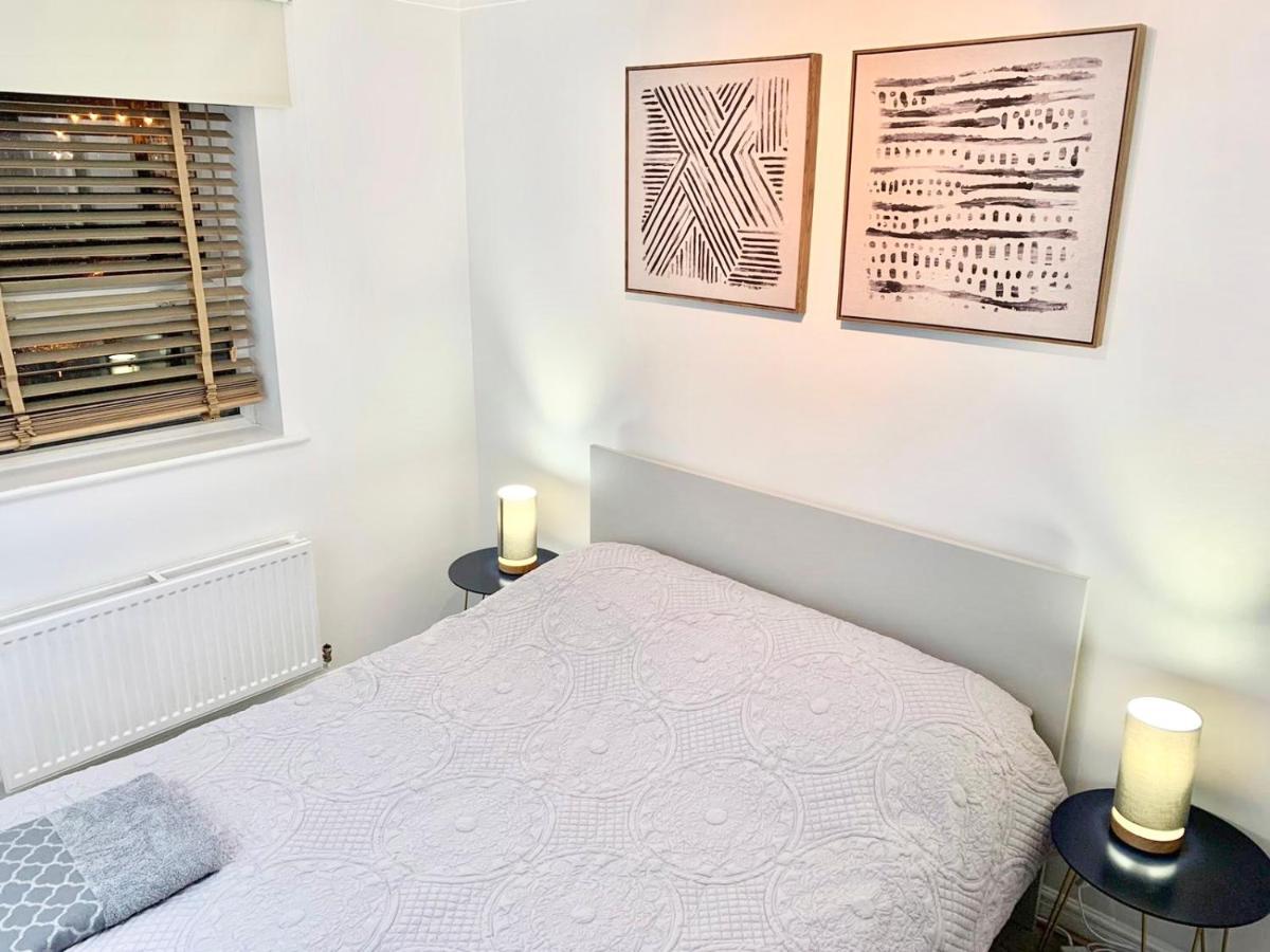 Verwood Entire With Free Gated Parking On The Island