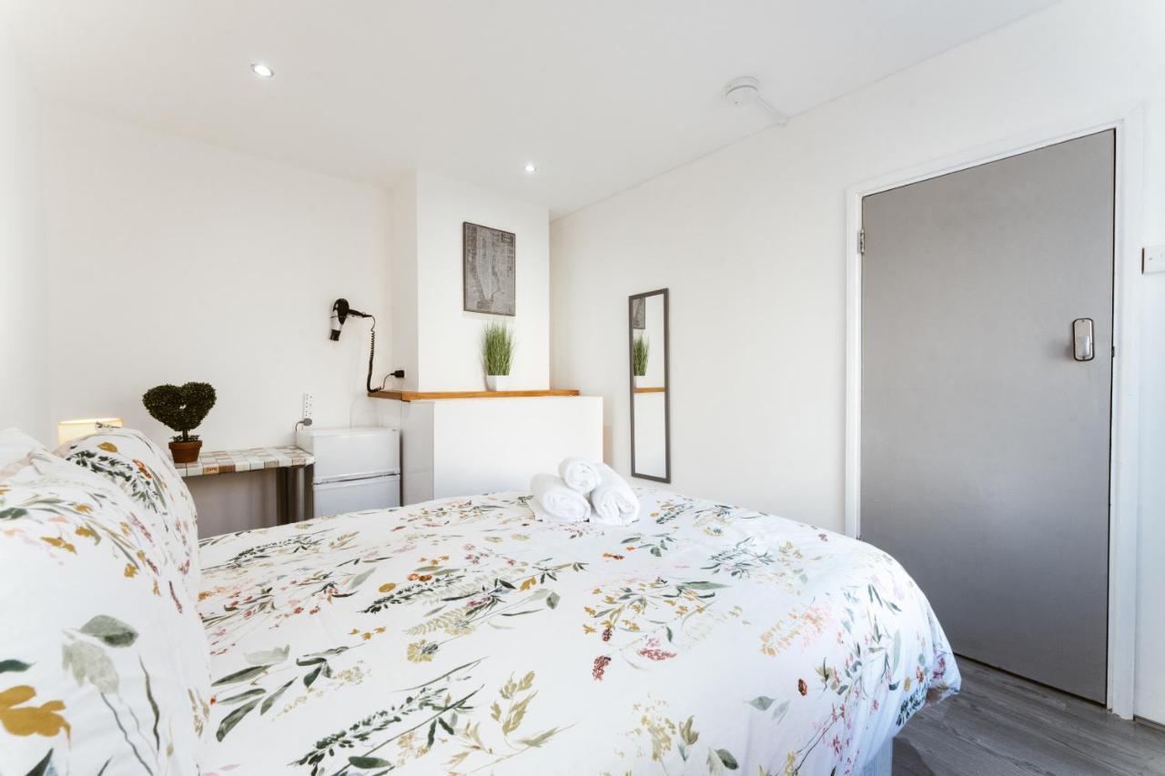 Stepney Beds To 24 *
