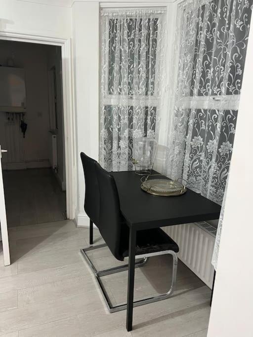 Lovely 1-bedroom With Free Parking & Garden. Apartamento *