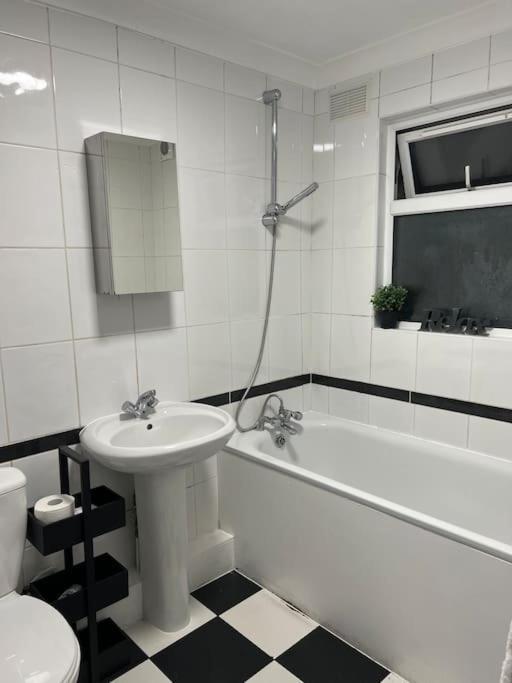 Apartamento Lovely 1-bedroom With Free Parking & Garden.