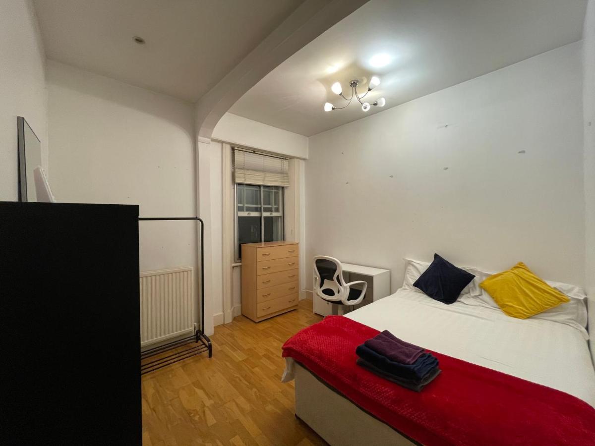 Séjour chez l'habitant Cozy & Spacious 2 Mins Away From Train Station