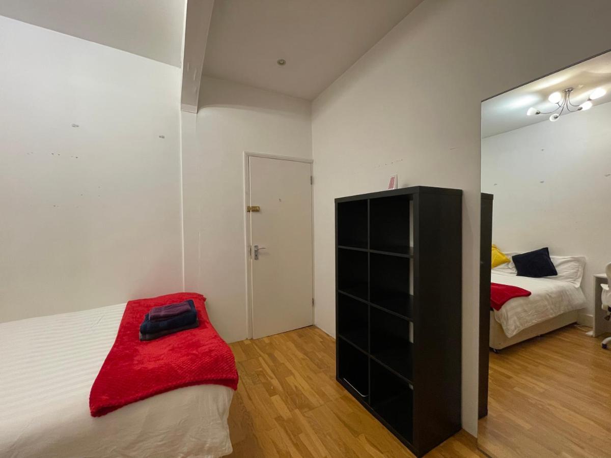 Séjour chez l'habitant Cozy & Spacious 2 Mins Away From Train Station Londres