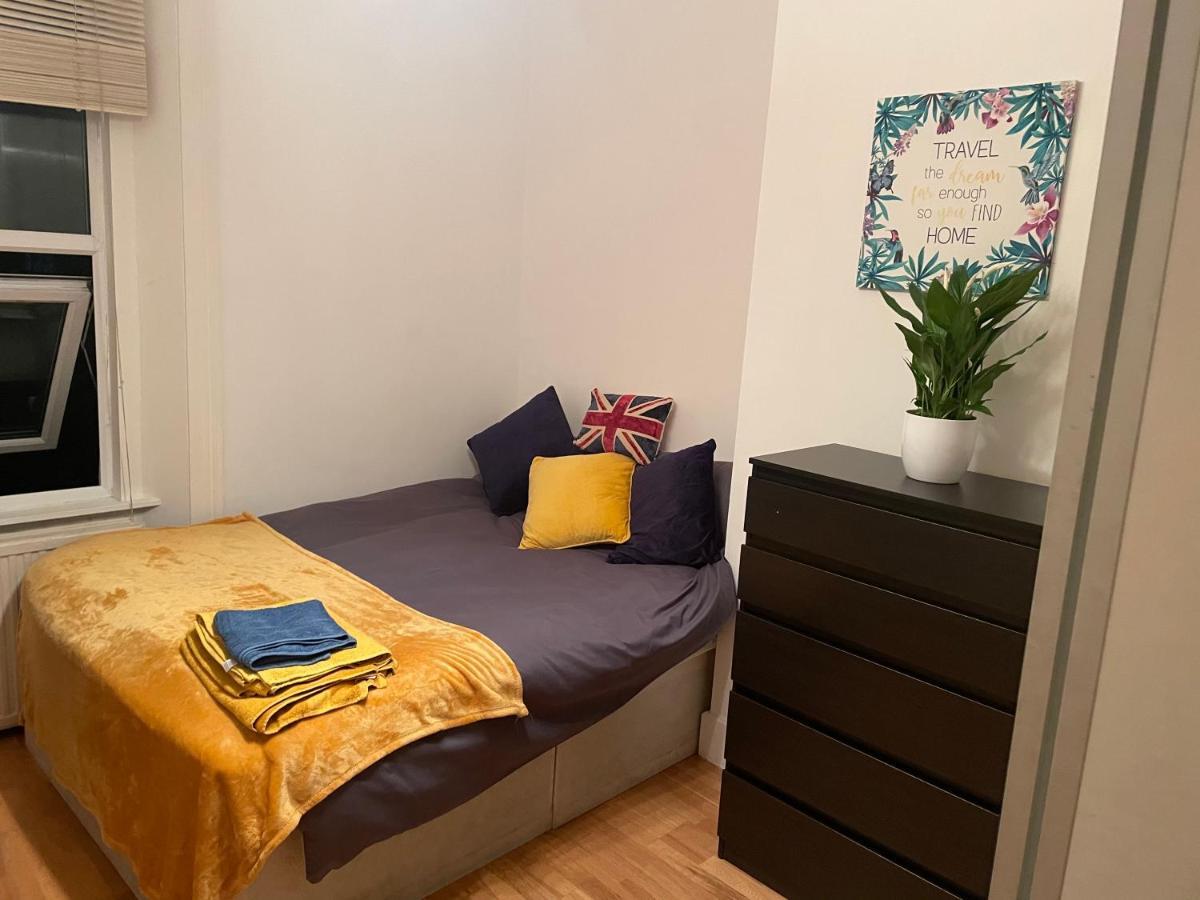 Séjour chez l'habitant Cozy & Spacious 2 Mins Away From Train Station *