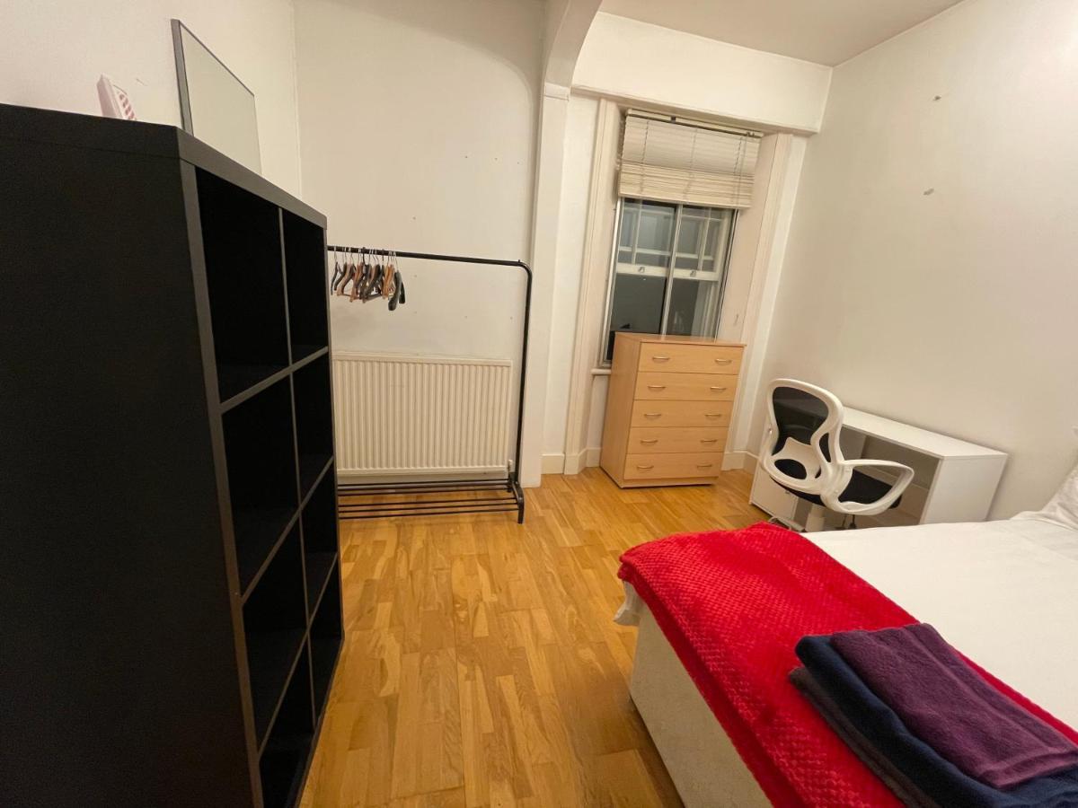 Séjour chez l'habitant Cozy & Spacious 2 Mins Away From Train Station *