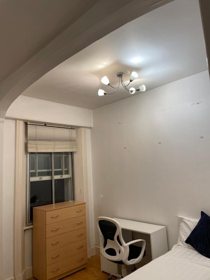 Séjour chez l'habitant Cozy & Spacious 2 Mins Away From Train Station