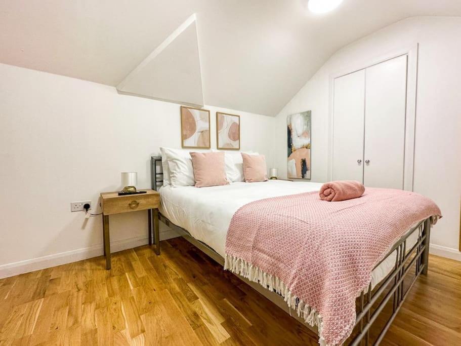 Newly Refurbished Luxury 3 Bedroom Appartement *