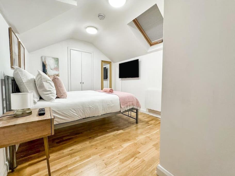 Newly Refurbished Luxury 3 Bedroom *
