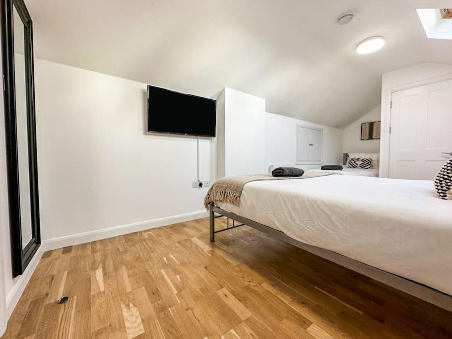 Newly Refurbished Luxury 3 Bedroom Appartement *