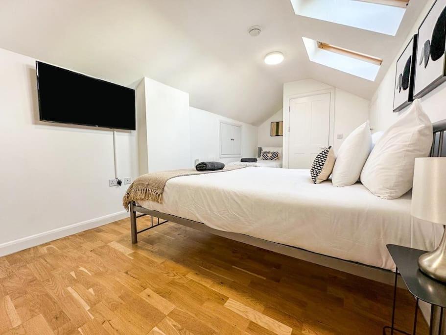 Newly Refurbished Luxury 3 Bedroom Appartement *