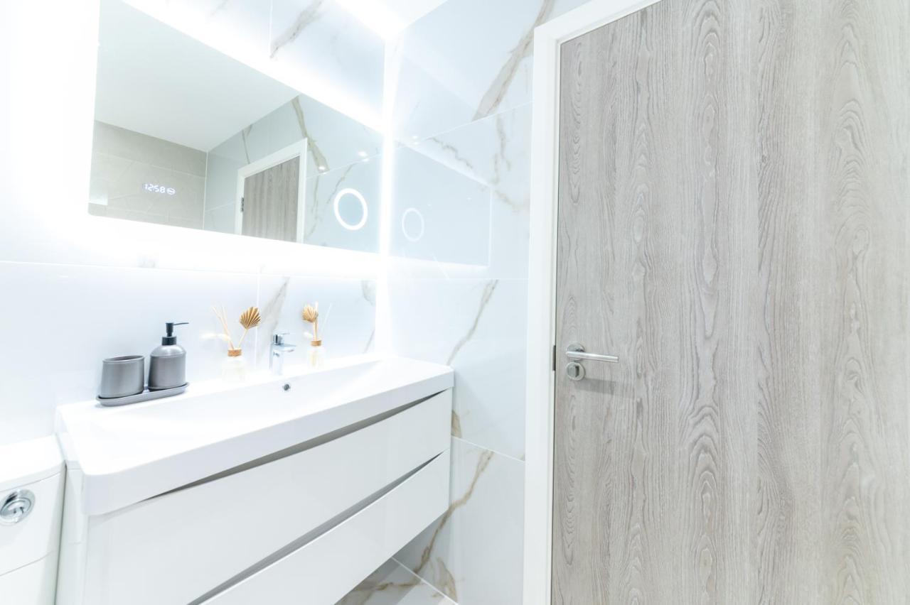 Apartamento Luxury 2 Bedrooms - 2 Bathrooms - F5 *