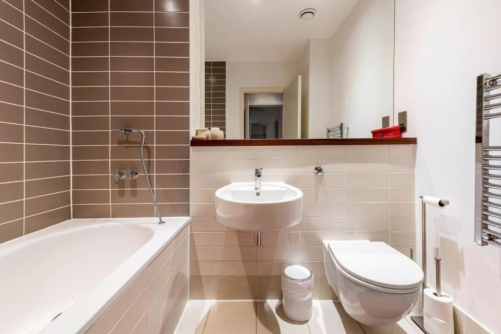 Apartment Luxurious Flat Sunny, Quiet, Design, Lift, Balcony London
