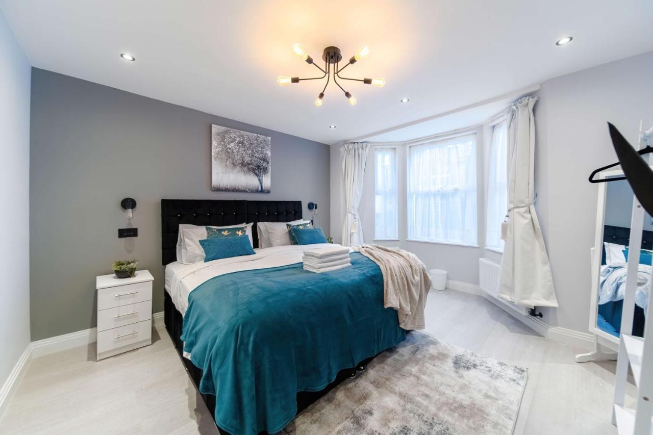 Stunning 3 Bed 3 Bath Townhouse *