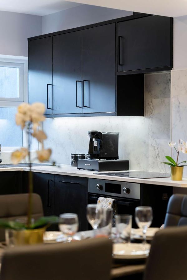 Stunning 3 Bed 3 Bath Townhouse *